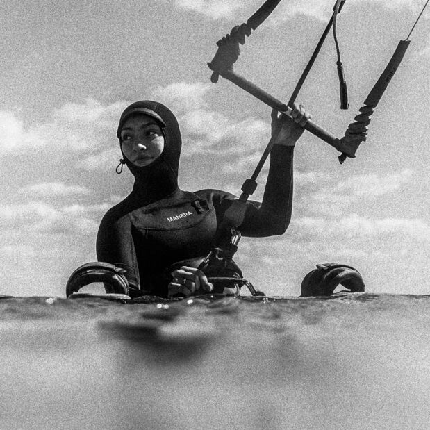 Manera Wmn's Seafarer Hooded 5/4/3mm FZ Wetsuit-Black