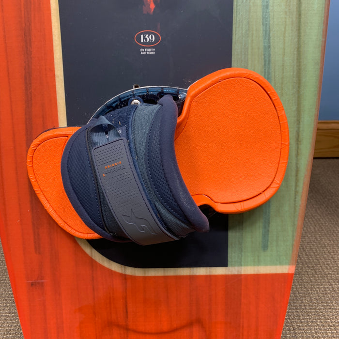 USED F-One Trax HRD LT Kiteboard-139cm w/ Plat. Bindings