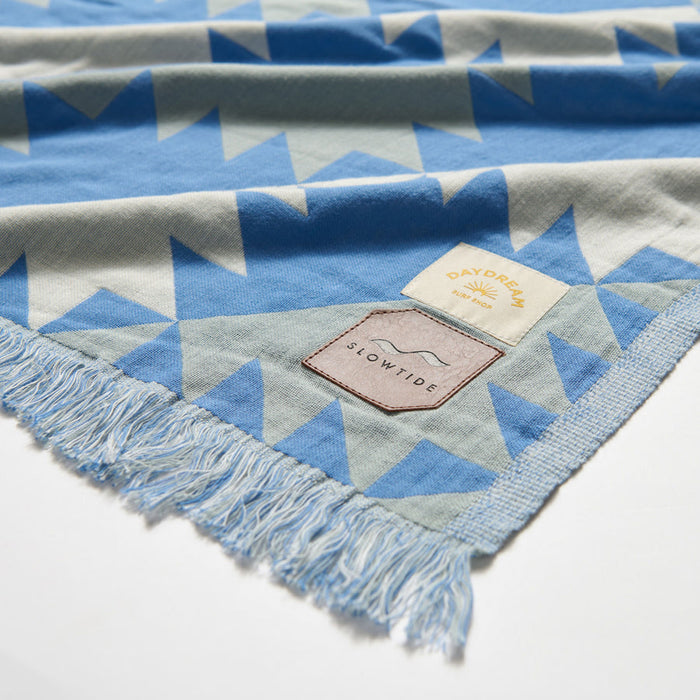 Slowtide Daydream Lightweight Throw Blanket-Lagoon