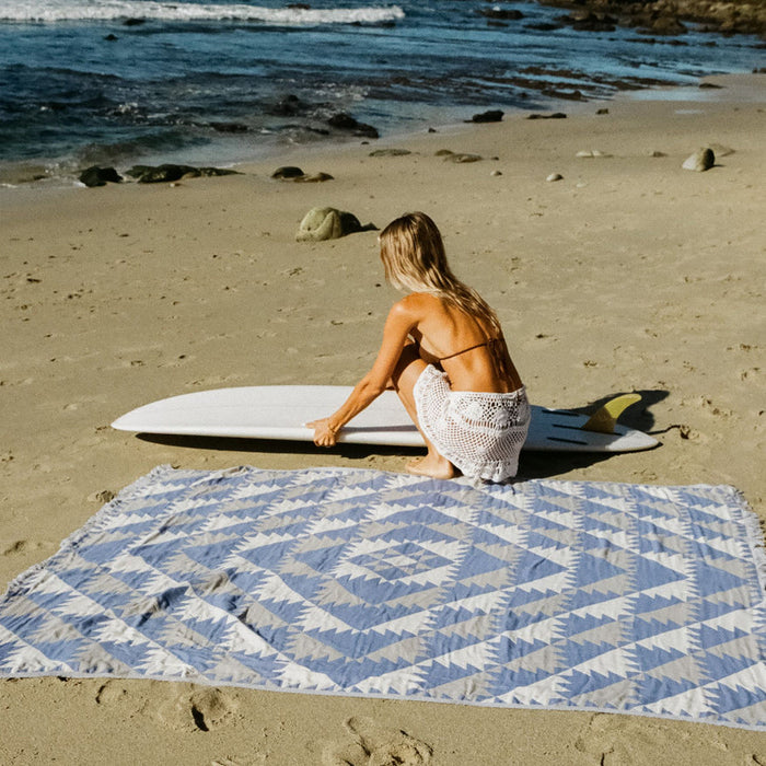 Slowtide Daydream Lightweight Throw Blanket-Lagoon